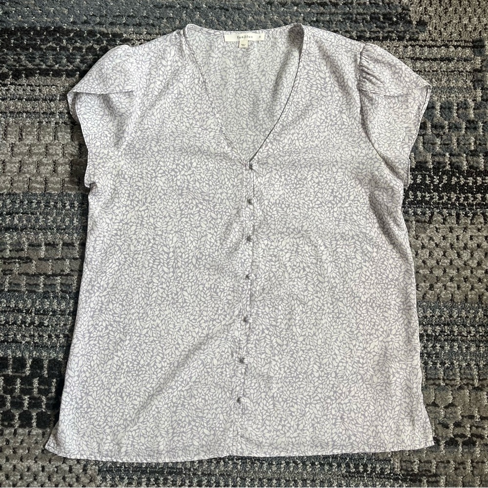 Light Purple & White Floral Cap Sleeve Short Sleeve V-neck Button Up Blouse Sz S